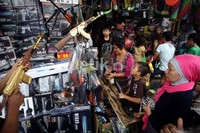 Anak-anak berburu mainan dengan didampingi orantua maupun teman sebaya.