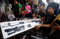 Senjata mainan berbagai jenis dan ukuran itu berhasil memikat anak-anak yang berkunjung ke pasar tersebut.