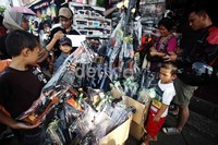 Anak-anak tersebut membeli mainan yang diinginkan dengan uang lebaran hasil pemberian sanak keluarga.