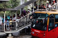 Para calon penumpang mengantre untuk menunggu armada datang.