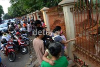 Warga yang ingin melihat rusa dari dekat dapat memanggil rusa dengan memberi makan wortel. (Ramses/detikcom).