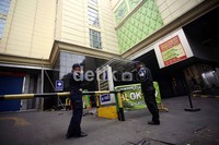 Sejumlah petugas keamanan berjaga di depan Pasar Tanah Abang. Menurut mereka, Pasar Tanah Abang akan dibuka kembali 24 Agustus 2012 mendatang.