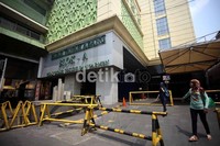 Karena belum ada toko yang buka, beberapa warga yang ingin berbelanja kembali pulang.