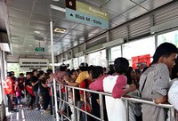 Antrean penumpang yang akan menuju Ragunan terlihat mengular.