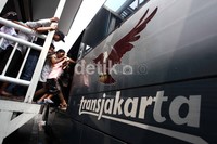 Para penumpang memasuki bus yang akan mengantarnya ke Kebun Binatang Ragunan. Antrean penumpang yang akan menuju kebun bintang tersebut telah terjadi sejak lebaran hari pertama kemarin.