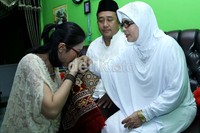 Tak lupa Aida Saskia juga mencium tangan sang ibundanya usai sungkeman. (Prih Prawesti/detikHot).
