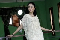 Aida terlihat cantik dengan menggunakan busana muslim berwarna putih. (Prih Prawesti/detikHot).