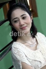 Aida Saskia Sungkeman dengan Orangtuanya