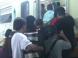 Ratusan Penumpang Arus Balik Mulai Berangkat dari Stasiun Tegal