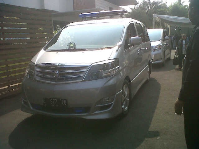  Mobil  Jenazah  Alphard Antar Direktur Adaro ke 