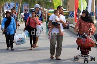 Pengunjung memadati Taman Impian Jaya Ancol. Mereka kebanyakan datang dengan mengajak keluarganya.