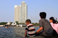 Selain menikmati sejumlah wahana yang ada, pengunjung juga dapat menikmati suasana pantai.