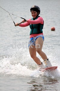 Wisatawan menikmati wahana Epic Cable Park.
