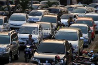 Banyaknya pengunjung mengakibatkan kemacetan panjang menuju kawasan Ancol.