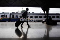 Seorang pemudik yang baru tiba berjalan meninggalkan Stasiun Senen, Jakarta Pusat.