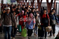Suasana arus balik di Stasiun Senen, Jakarta Pusat, Rabu (23/8/2012). Para pemudik tiba kembali di Jakarta karena masa cuti bersama telah selesai.