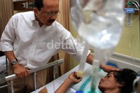 Foke menjenguk pasien yang dirawat di lantai 8, ruangan 808, 809, dan 810.