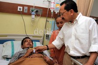 Foke memberikan kartu Jamkesda kepada pasien Rumah Sakit Koja, Jakarta.
