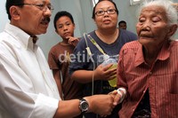 Foke menyalami salah satu pasien Rumah Sakit Koja, Jakarta.