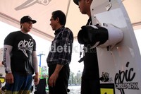 (Ki-ka) Direktur Rekreasi Taman Impian Jaya Ancol Winarto dan Pemilik Epic Cable Park Rafael Nitiyudo berdiskusi saat peluncuran wahana baru tersebut.
