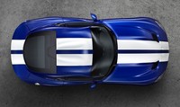 SRT Viper dibalut cat warna biru metalik dengan dengan garis putih di tengah. Sama dengan Viper legendaris yang beredar di pasaran pada 1996 dan 2006 lalu. (Dok Chrysler).