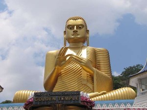 Berpose Mencium Buddha, Tiga Turis Ini Dipenjara