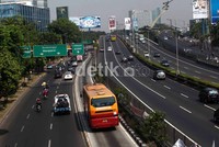 Arus lalu lintas di Jl MT Haryono masih sepi.