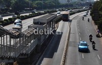 Kendaraan yang melintas di sejumlah ruas jalan tidak sepadat seperti hari-hari biasa.