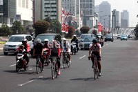 Beberapa warga memanfaatkan jalan yang tidak terlalu ramai untuk bersepeda.
