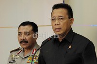 Menko Polhukam Djoko Suyanto bersama Kapolri Jenderal Timur Pradopo, Panglima TNI Laksamana Agus Suhartono menggelar jumpa pers terkait beredarnya video yang berbau provokasi terkait Pilgub DKI Jakarta di Gedung Menko Polhukam, Jakarta, Kamis (23/8/2012).
