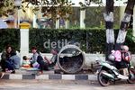 Lepas Lelah, Pemudik Istirahat di Pinggir Jalan