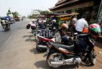 Lepas Lelah, Pemudik Istirahat di Pinggir Jalan