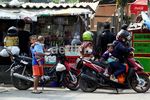 Lepas Lelah, Pemudik Istirahat di Pinggir Jalan