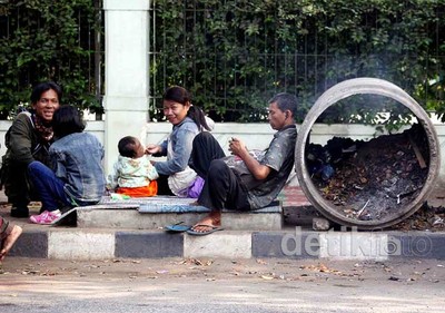 Lepas Lelah, Pemudik Istirahat di Pinggir Jalan