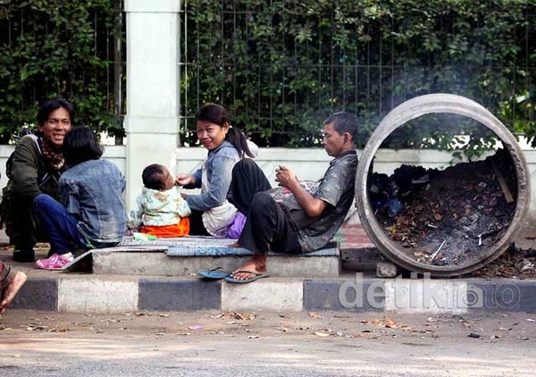 Lepas Lelah, Pemudik Istirahat di Pinggir Jalan