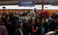 Kereta tiba, penumpang pun berebut naik. Ramses/detikcom.