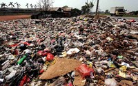 Pasca lebaran, sampah rumah tangga menumpuk di pinggir Jalan Inspeksi Kalimalang, Cikarang.