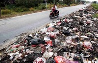 Tumpukan sampah tersebut mengganggu pengendara yang melintas.