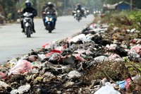 Hingga kini, Kamis (23/8/2012), sampah tersebut belum diangkut oleh Dinas Kebersihan Kabupaten Bekasi.
