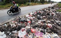 Tumpukan sampah tersebut menimbulkan bau tidak sedap. Jika dibiarkan, sampah akan terus menggunung dan akan menjadi sumber penyakit.