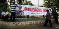 Spanduk berukuran 1x5 meter ini memasang wajah Jokowi dengan mengenakan kemeja kotak-kotak dan Megawati Soekarnoputri.