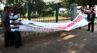 Koordinator Posko Perjuangan Rakyat (Pospera) Mustar Bona Ventura menyebut pemasangan spanduk tersebut adalah cara untuk memprovokasi timses Jokowi.