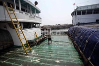 Tidak ada aktivitas bongkar muat di pelabuhan tersebut. Hanya terlihat beberapa pekerja yang membersihkan kapal.