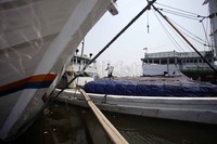 Seorang pekerja membersihkan kapal yang digunakan sebagai alat transportasi penyebarangan barang di Pelabuhan Sunda Kelapa, Jakarta.