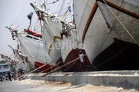 Aktivitas bongkar muat di pelabuhan tersebut sepi karena sejumlah buruh kapal belum balik dari mudik lebaran.