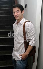 Nino Fernandez Bergaya Casual