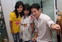 Nino Fernandez dan fans saat ditemui di Apartemen Lavande, Tebet, Jakarta Selatan, Kamis (23/8/2012). (Gusmun/detikHot).
