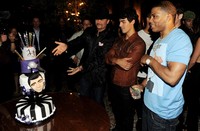 Joe Jonas mendapatkan kue ulang tahun yang bergambar wajahnya. Kevin Winter/Getty Images.