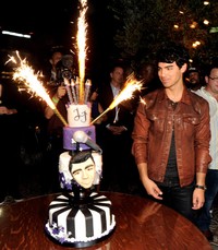 Kembang api pun muncul dari kue ulang tahun Joe Jonas. Kevin Winter/Getty Images.