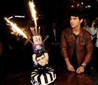 Joe Jonas mendapat kejutan kue ulang tahun di hari ulang tahunnya ke-23. Kevin Winter/Getty Images.